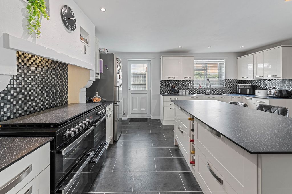 Property photo 2 of 27