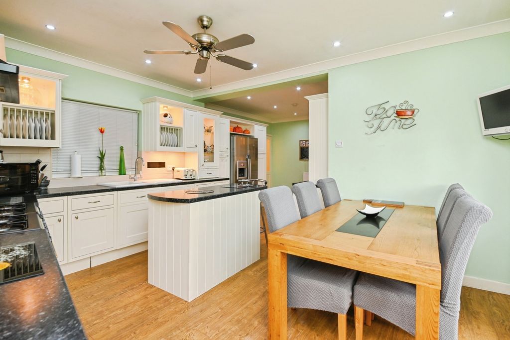 Property photo 3 of 32 Kitchen