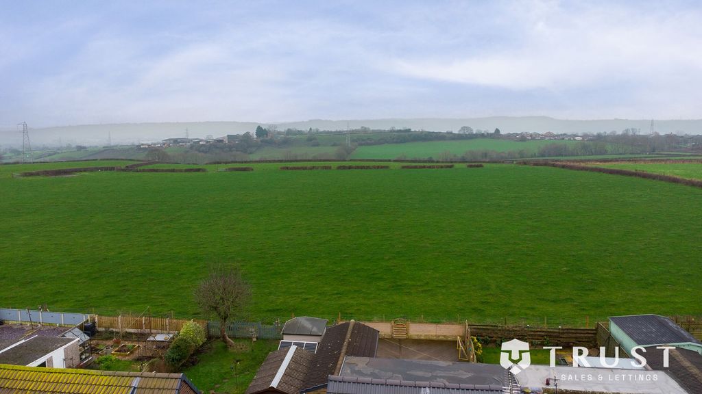 Property photo 2 of 33