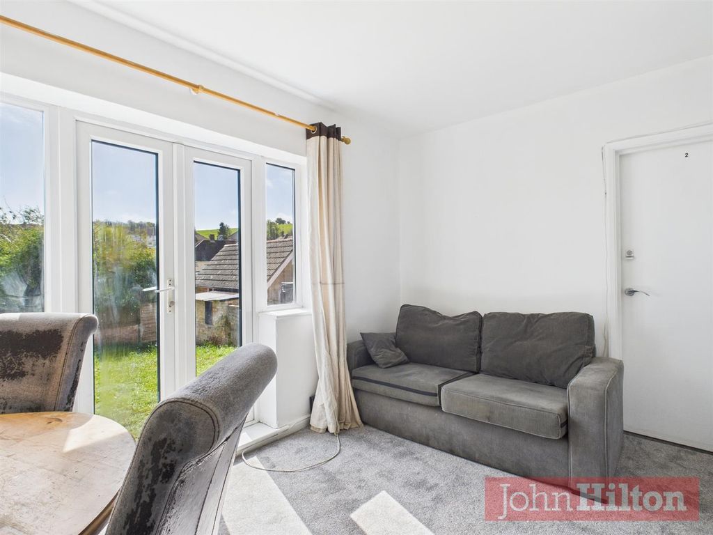 Property photo 3 of 17 Lounge