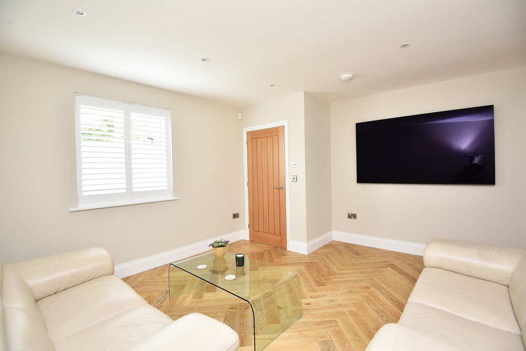 Property photo 3 of 11 5