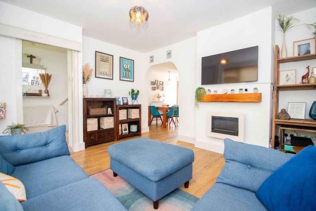 Property photo 2 of 16 Lounge