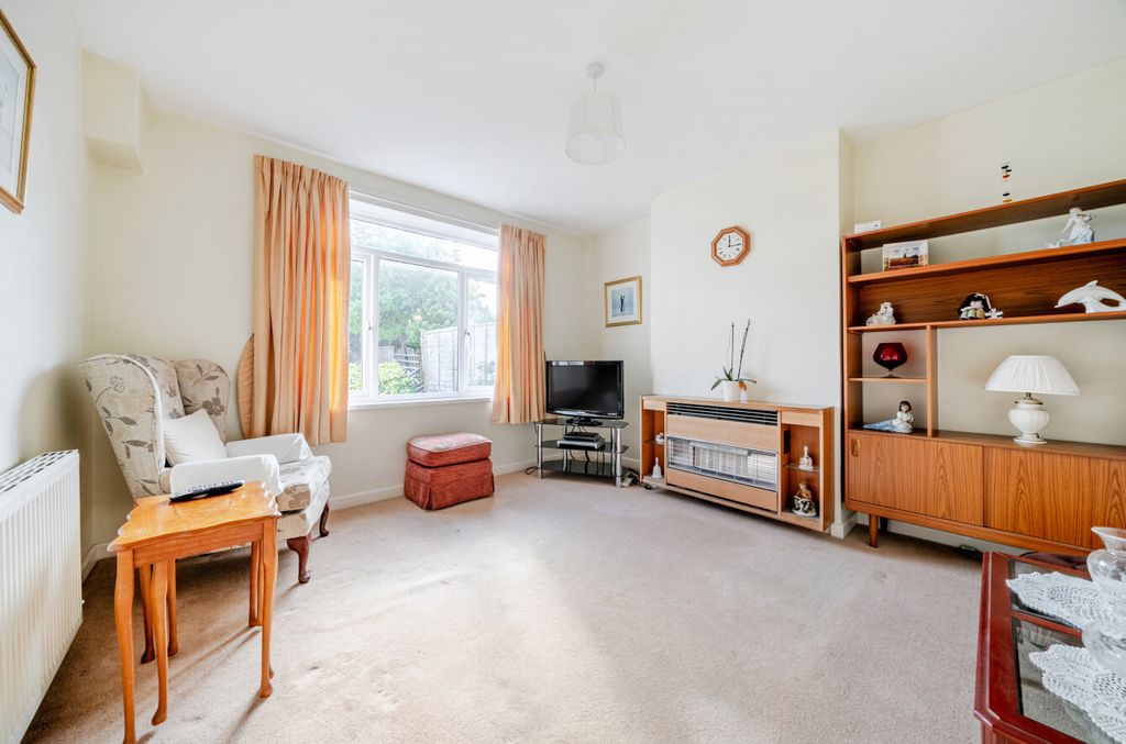 Property photo 3 of 20 1372572-10-6900cd...