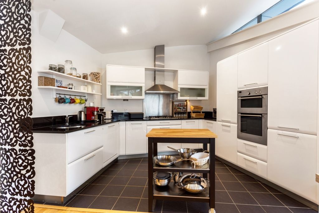 Property photo 2 of 10 Apart 9 23 Granvi...