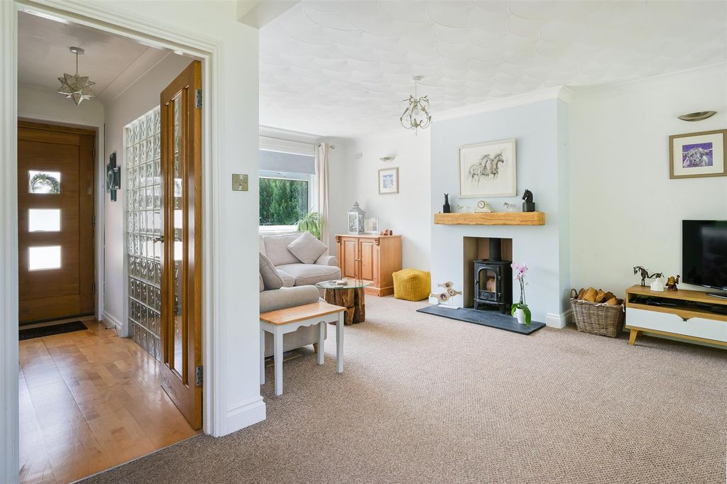 Property photo 3 of 26 Avenue Close, 10- (17).Jpg