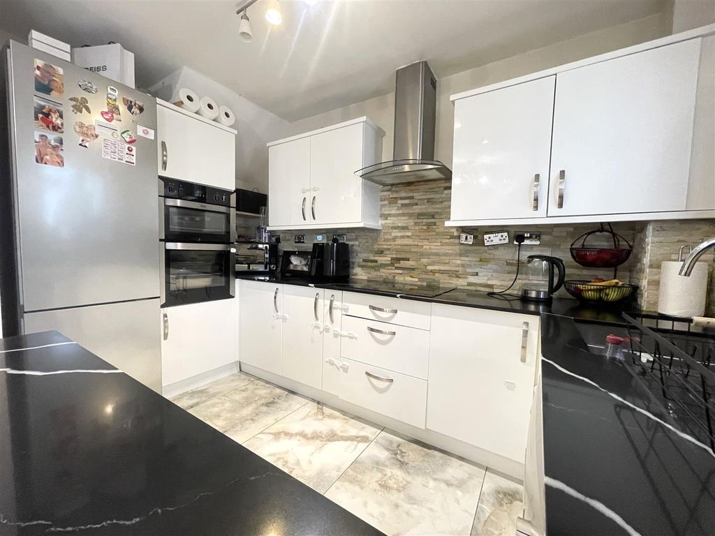 Property photo 3 of 17 Kitchen 5.Jpeg