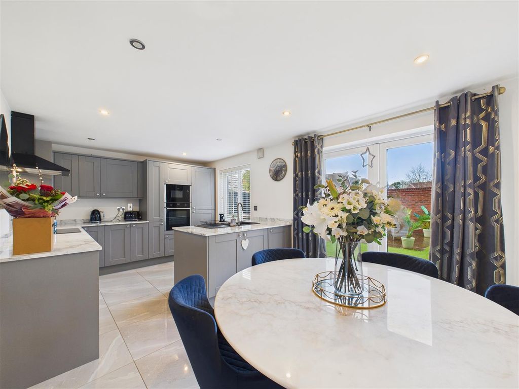 Property photo 2 of 18 Dining Kitchen