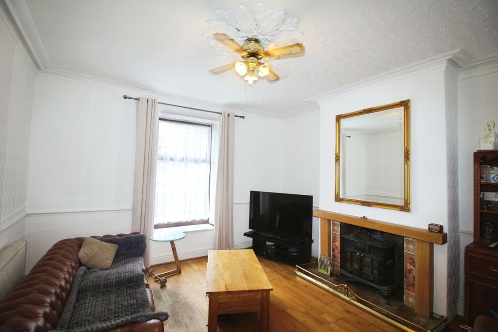 Property photo 2 of 17 Lounge