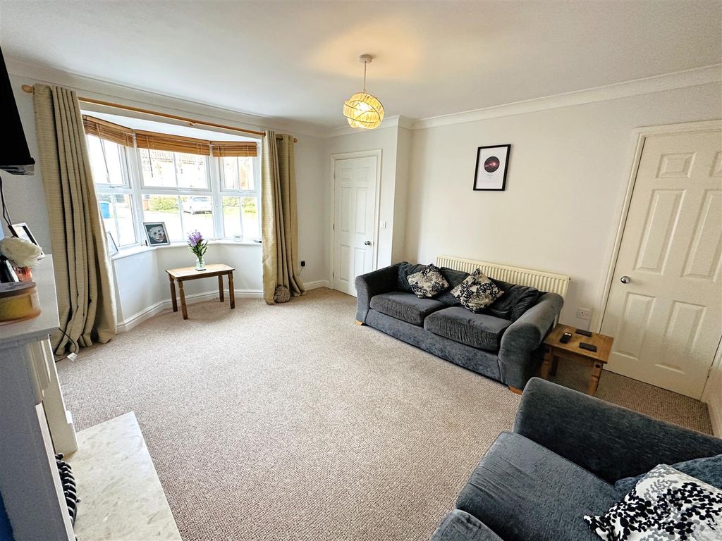 Property photo 3 of 15 Lounge