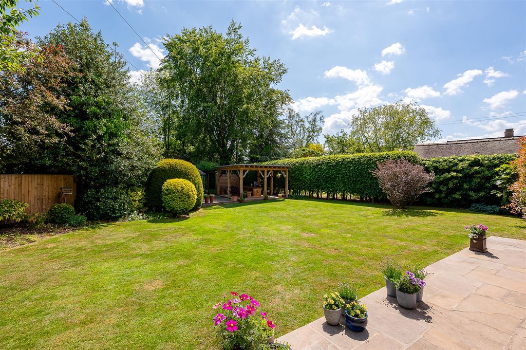 Property photo 2 of 32 Garden