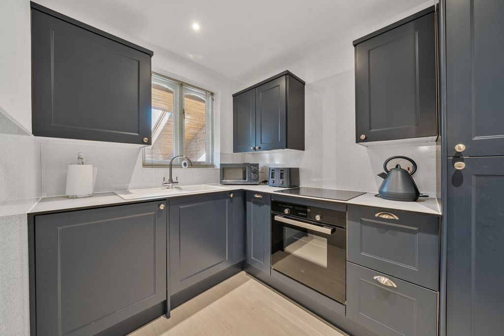Property photo 2 of 14 1527770-15-6Abf9B...