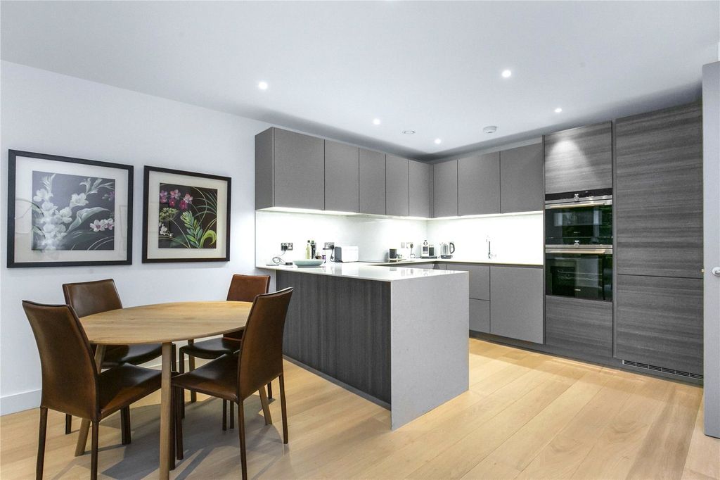 Property photo 2 of 22 Reception/Kitchen
