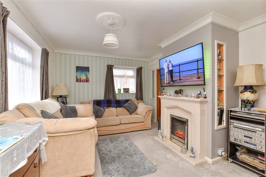 Property photo 3 of 11 Lounge