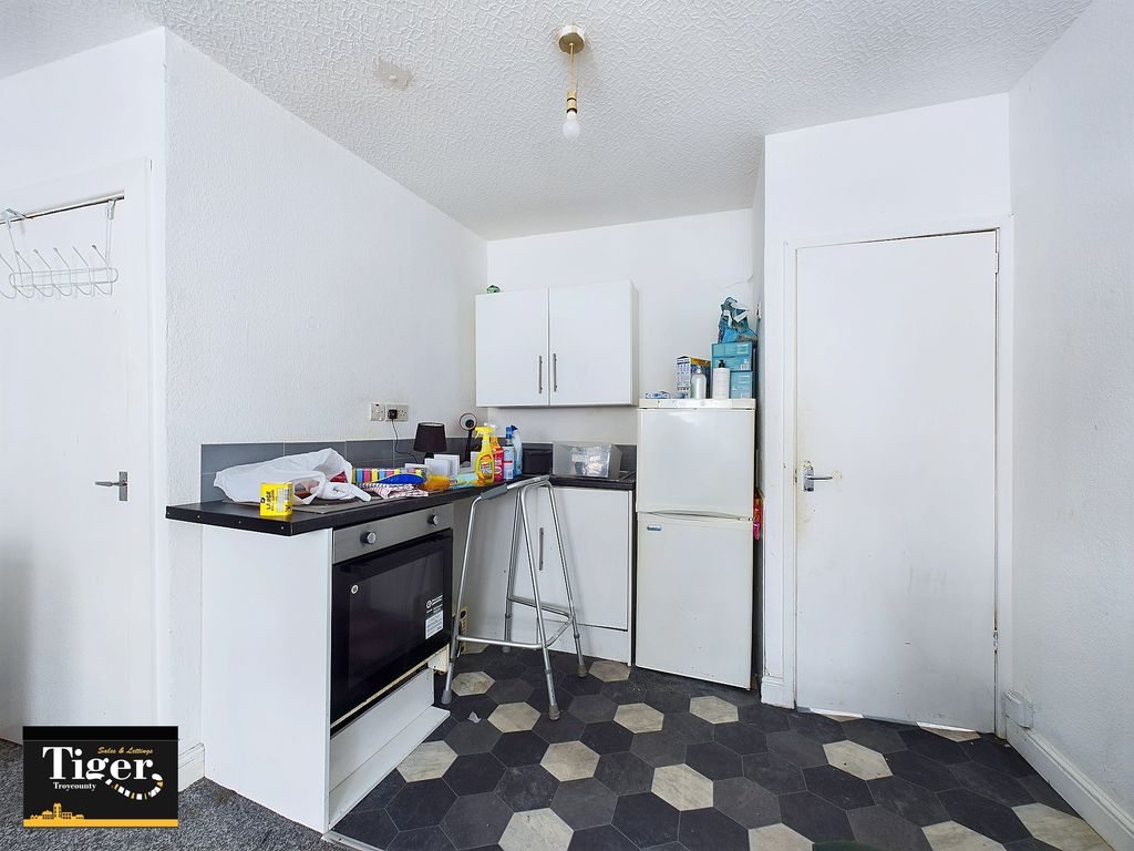 Property photo 3 of 12 Cam03440G0-Pr0217-Still003