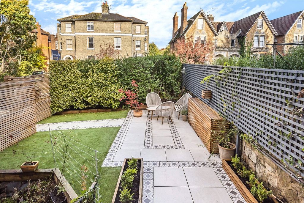 Property photo 2 of 17 Private Garden