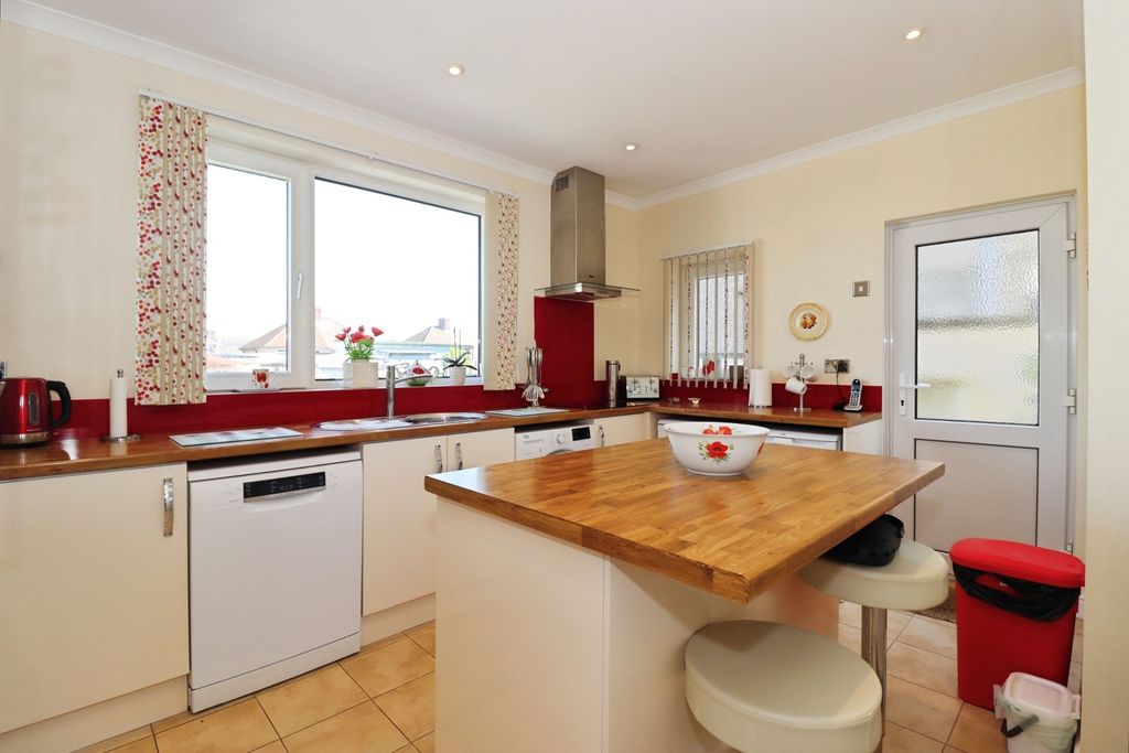 Property photo 2 of 20 Kitchen