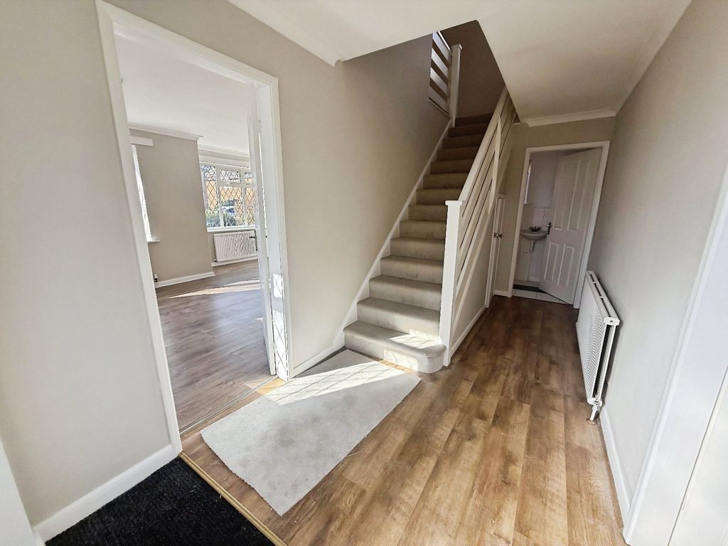 Property photo 2 of 23 Entrance Hall