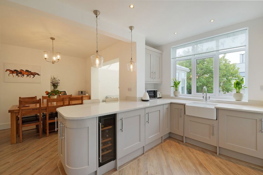 Property photo 3 of 33