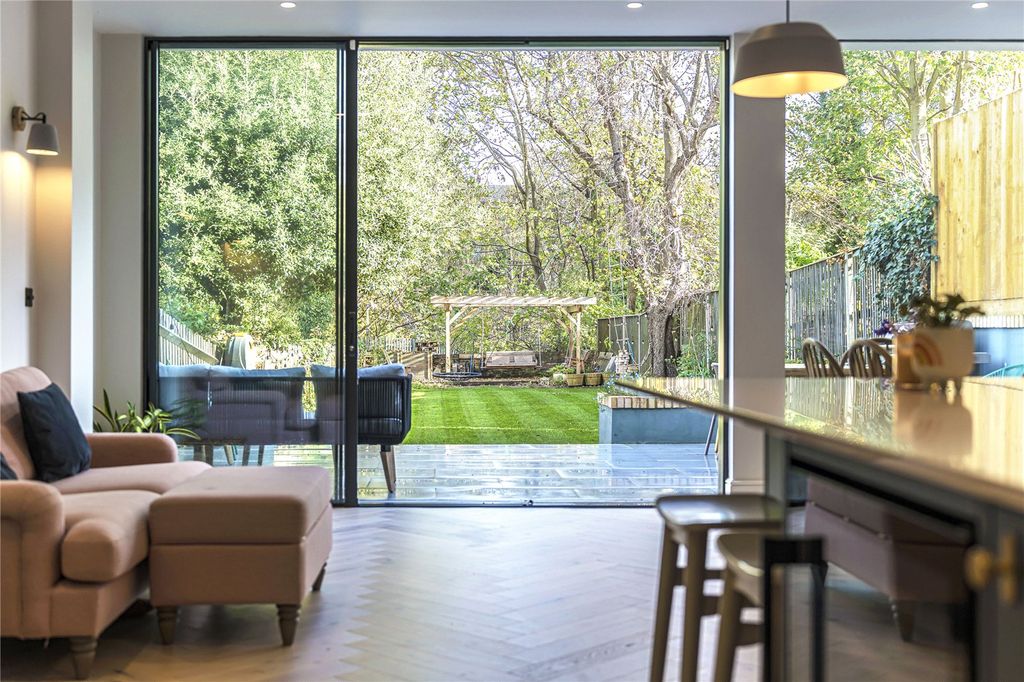 Property photo 2 of 25 Picture No. 68