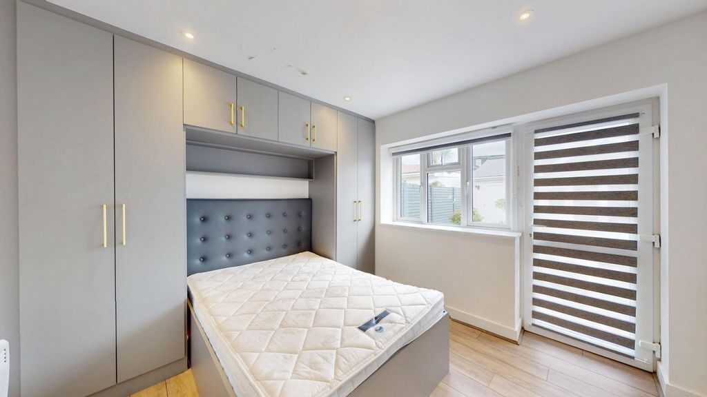 Property photo 3 of 15 Bright, Modern Double Bedroom With Built-In Wardro...