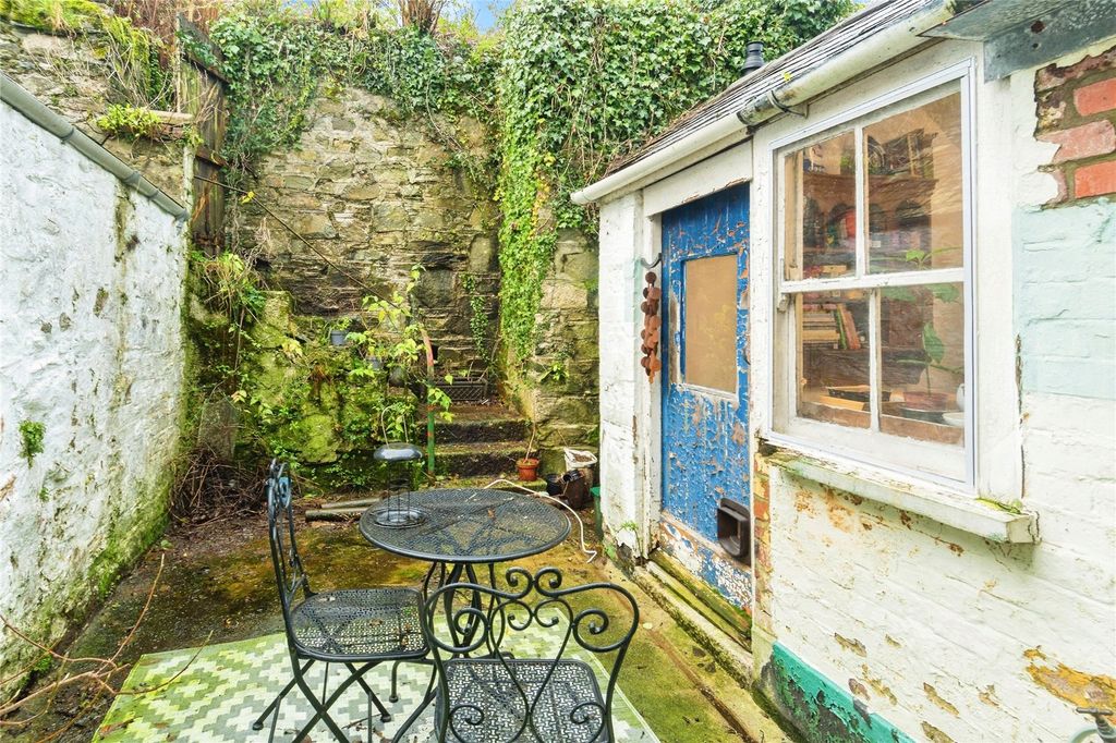 Property photo 2 of 23 Courtyard