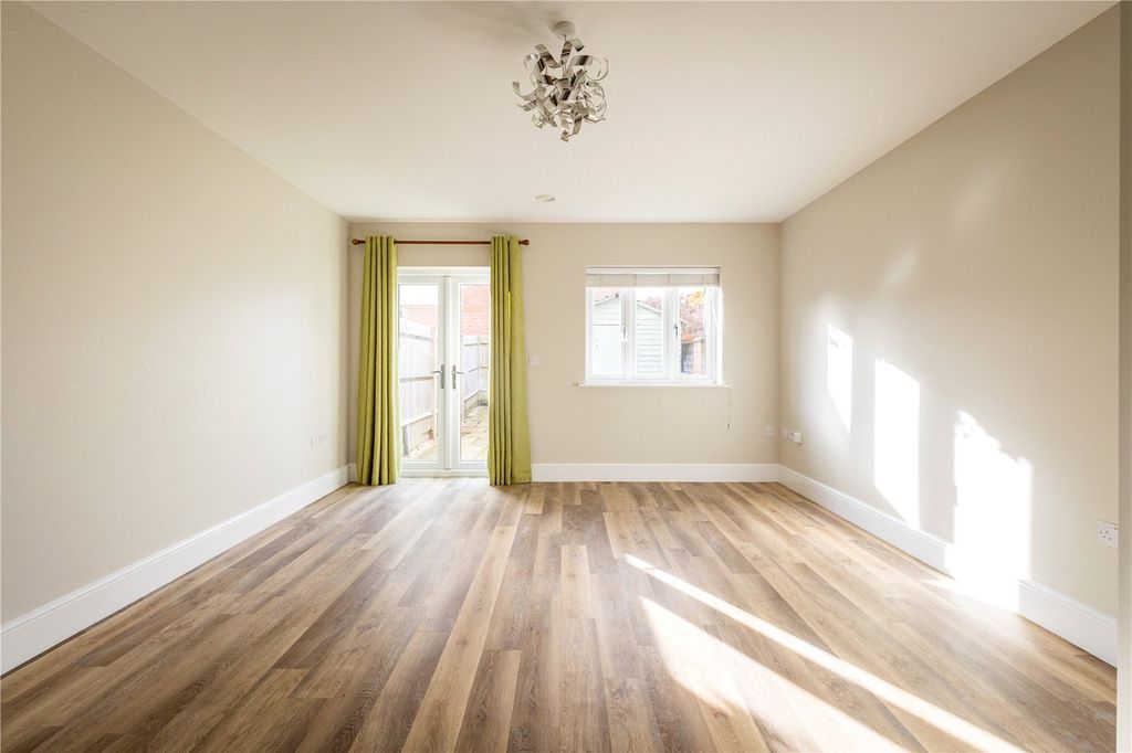 Property photo 2 of 19 House. Partnership