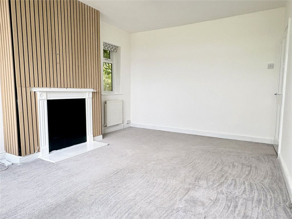 Property photo 3 of 13 Lounge