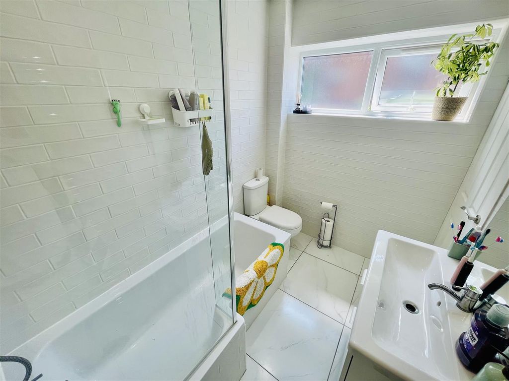 Property photo 3 of 8 Family Bathroom
