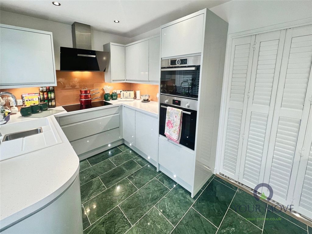 Property photo 3 of 17 Kitchen