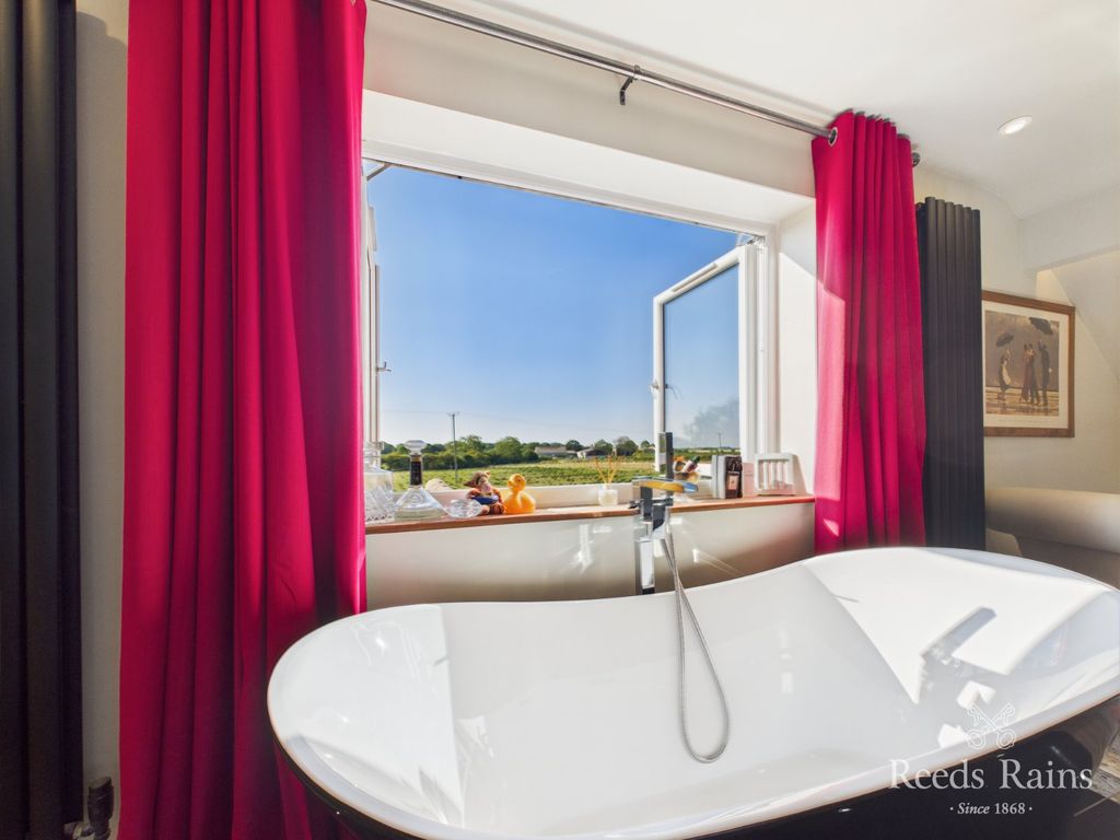 Property photo 3 of 35 Principal Bedroom