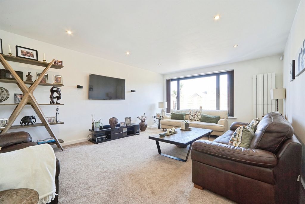 Property photo 3 of 25