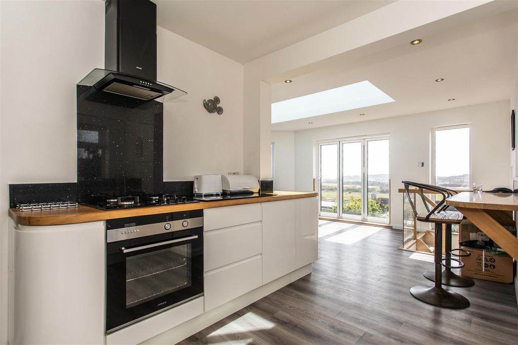 Property photo 2 of 40 31 Claremont Road-39.Jpg