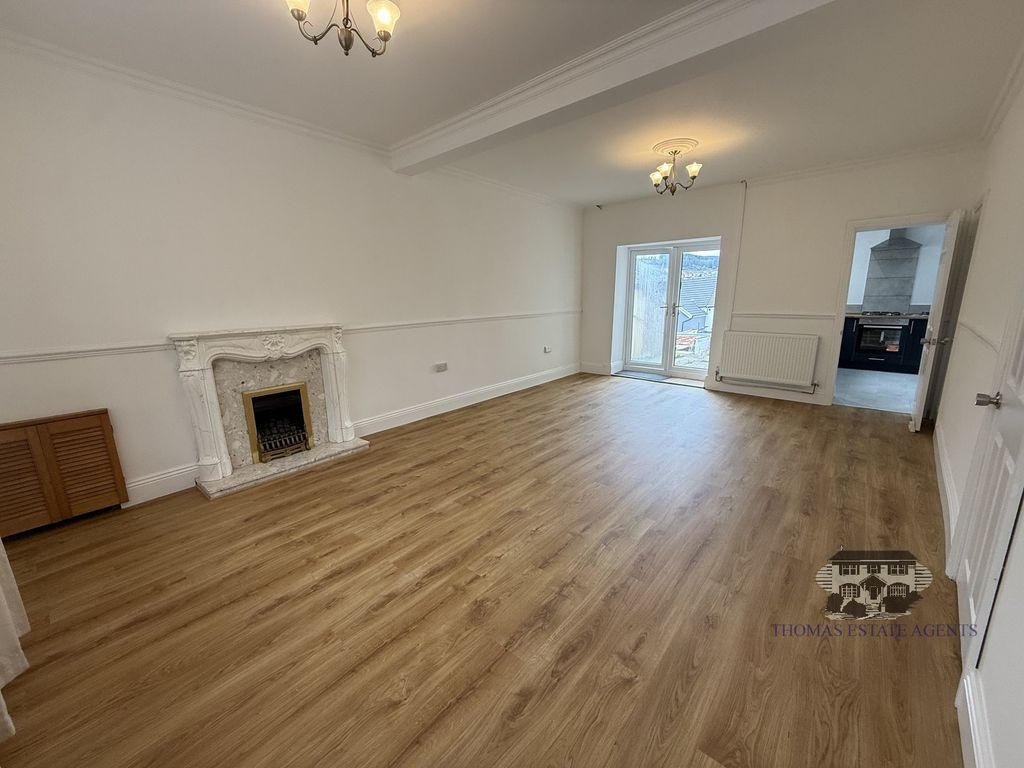 Property photo 3 of 12 Lounge