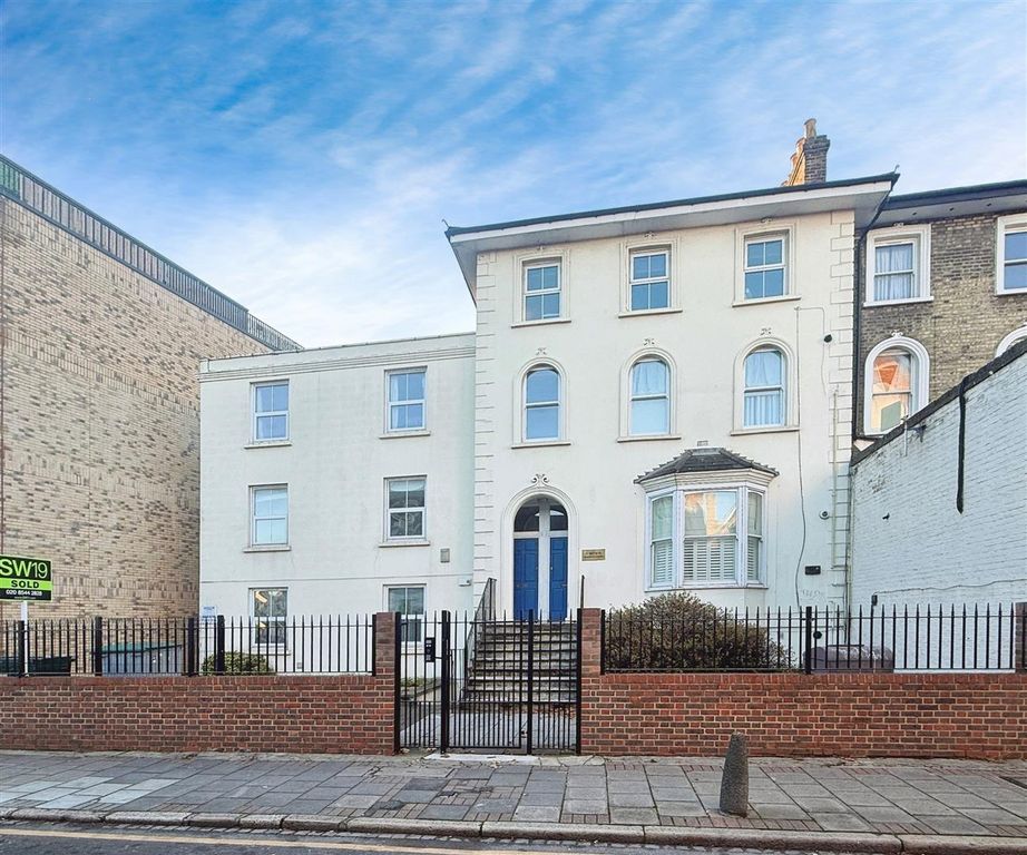 Property photo 2 of 8 Merton Road.Jpg