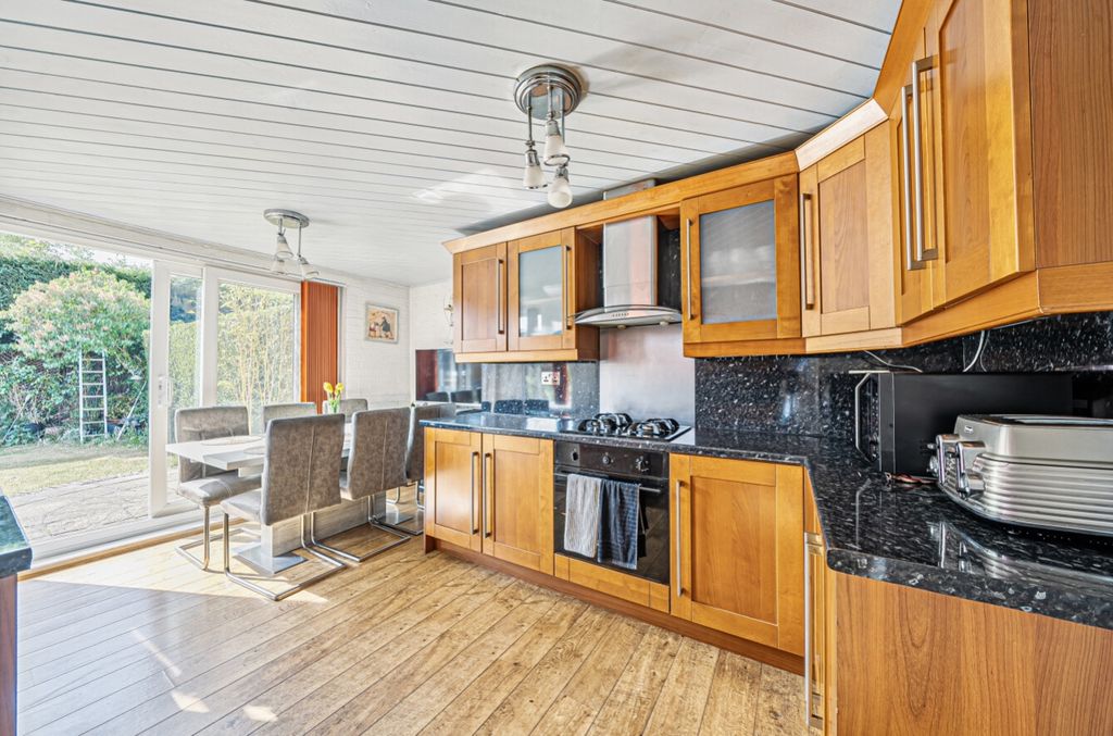 Property photo 3 of 27 1289684-9-6824Dcb08255B-Arw