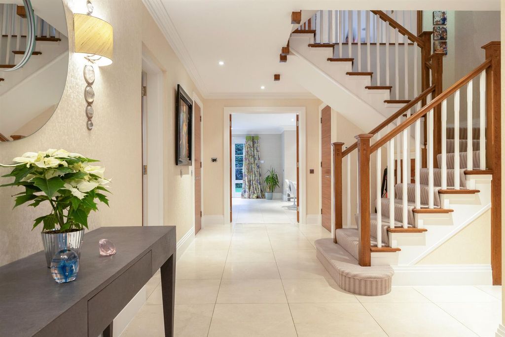 Property photo 2 of 22 102003_Westgate-House-London-Road  (13)_Low.Jpg