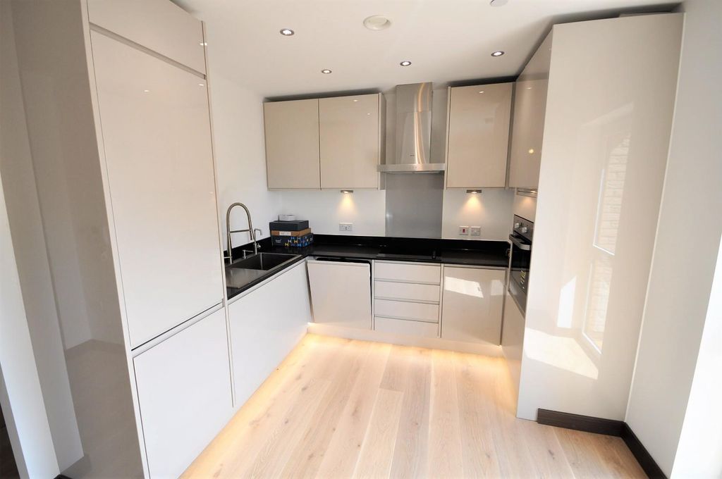 Property photo 2 of 11 Fitted Kitchen