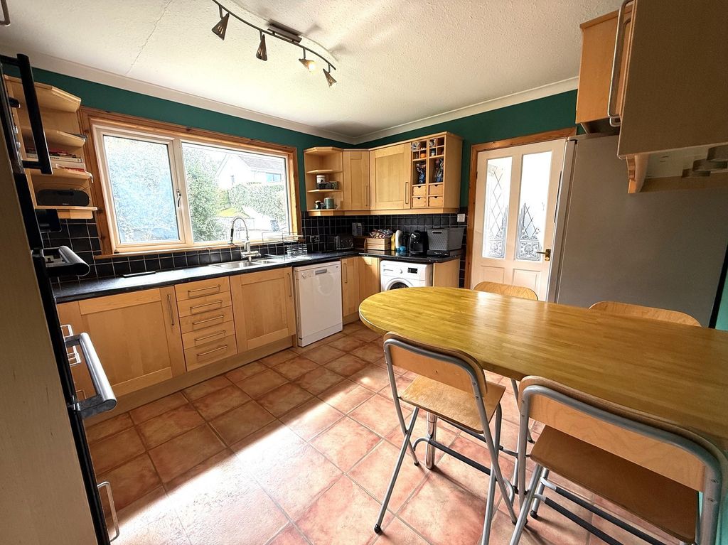 Property photo 3 of 11 Kitchen