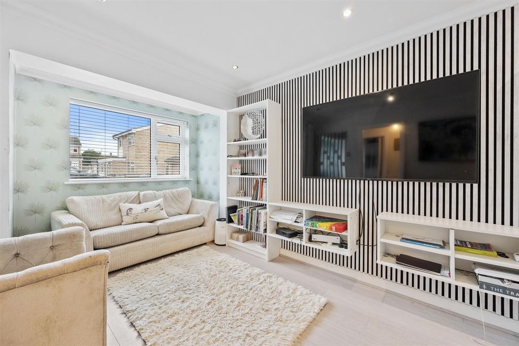 Property photo 3 of 20 58Russelldrweb11.Jpg