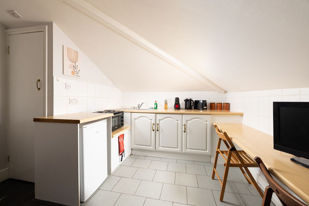 Property photo 3 of 4 A Bright And Tidy Kitchenette With Modern Applianc...