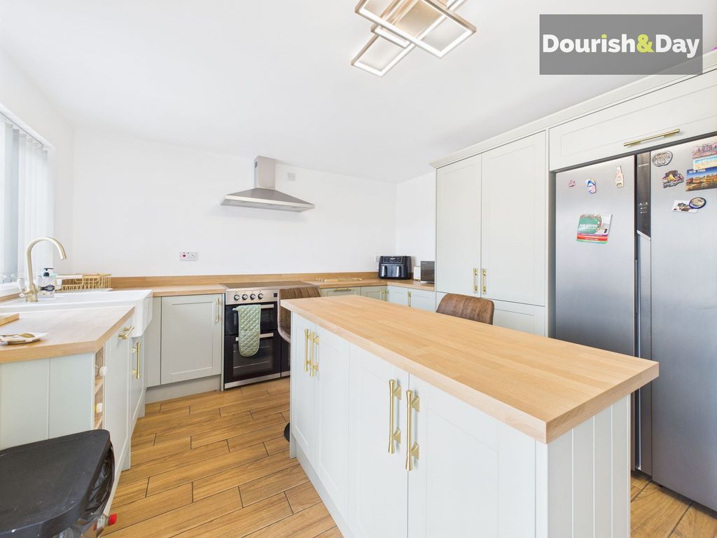 Property photo 2 of 10 Kitchen
