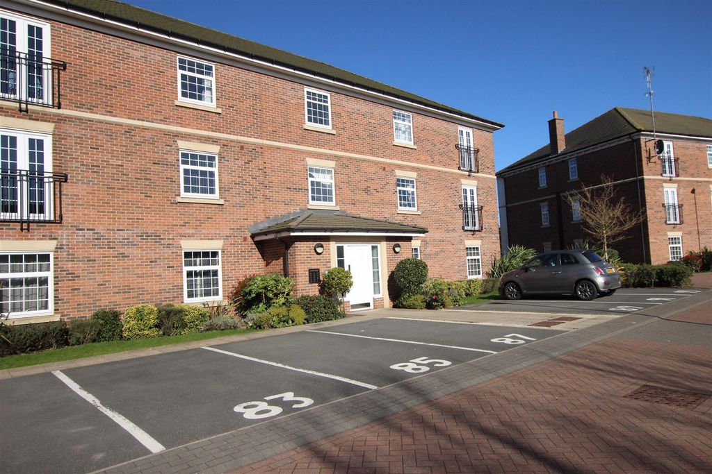 Property photo 3 of 10 Front &amp; Parking