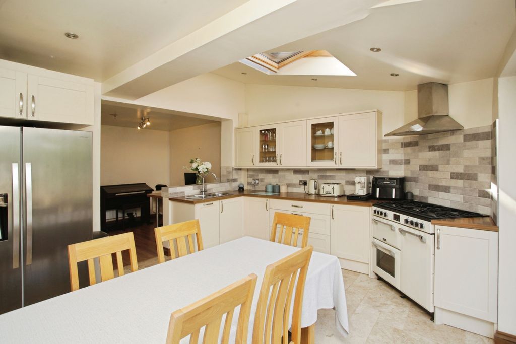 Property photo 3 of 25 Kitchen