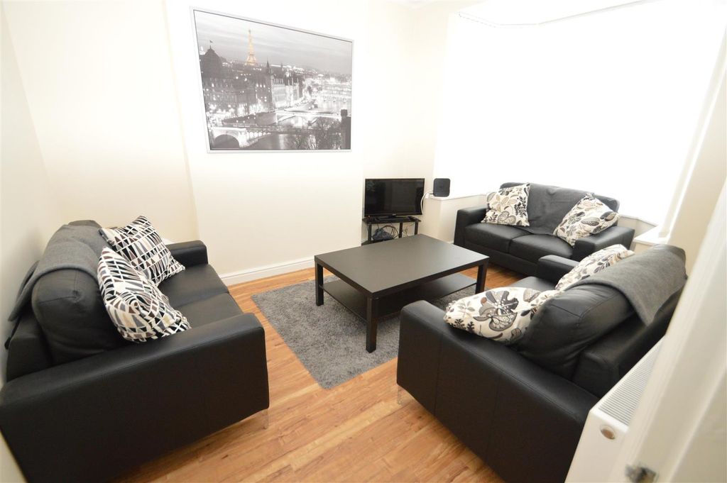 Property photo 2 of 10 Living Room