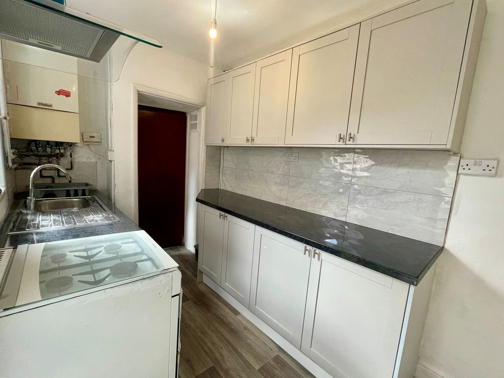 Property photo 3 of 9 Kitchen