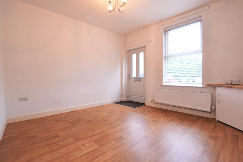 Property photo 2 of 8 .