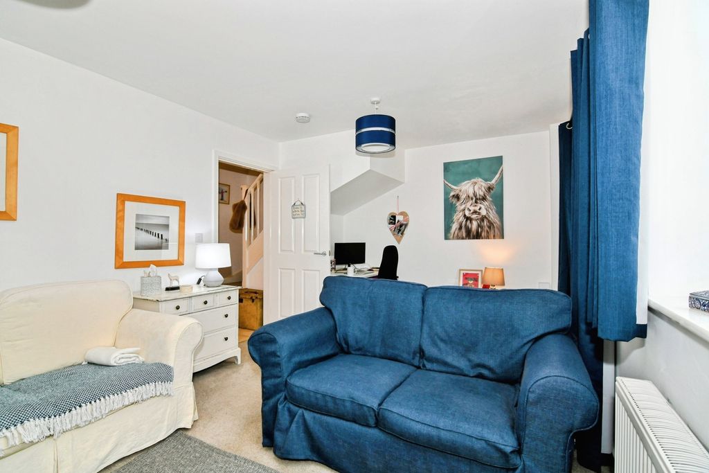 Property photo 3 of 11 Living Room