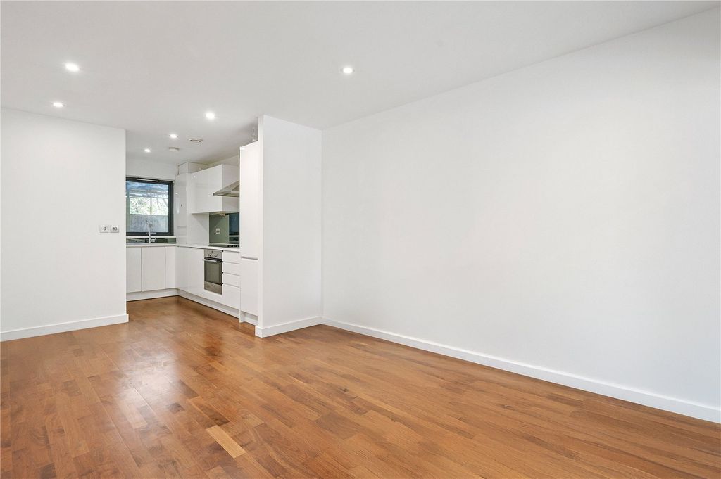 Property photo 2 of 11 Reception/Kitchen