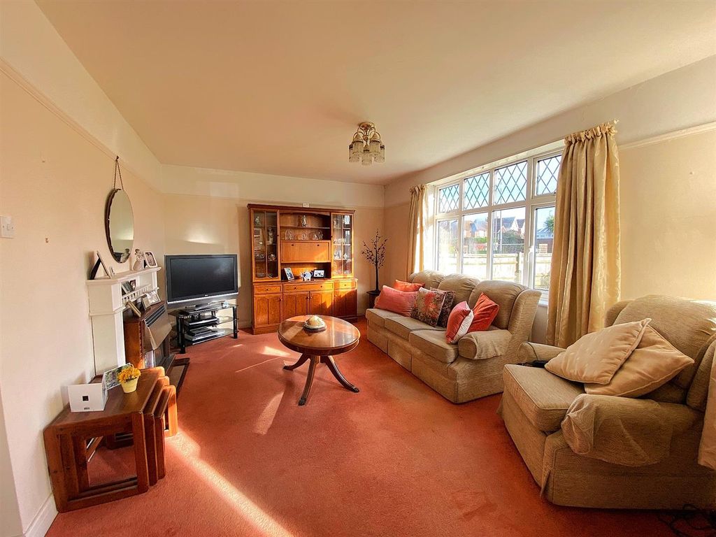 Property photo 3 of 15 55 Chantry Ave - Lounge1.Jpg