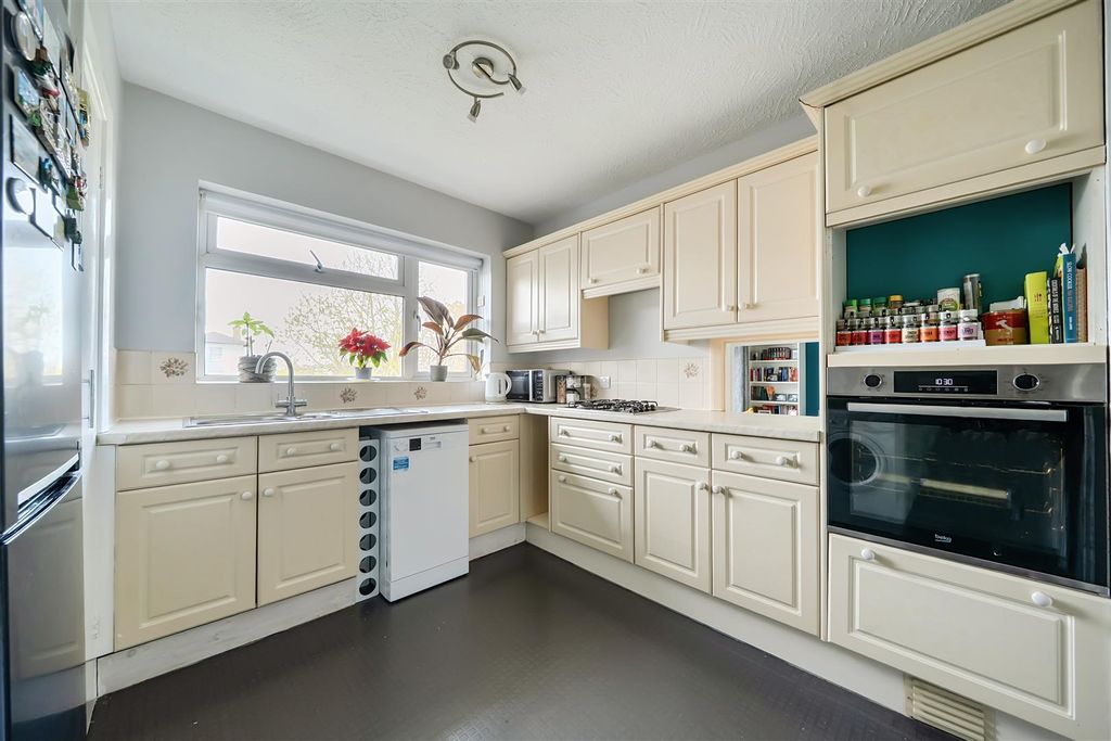 Property photo 3 of 13 1437063-12-69De339166A06.Jpg